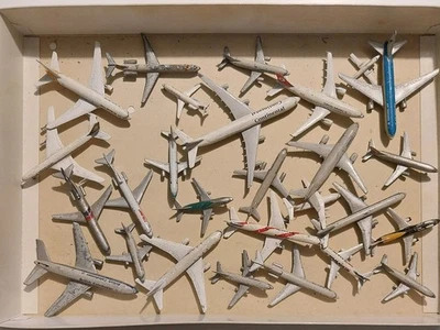 COLLEZIONE di 29 MODELLINI DI AEREI DI LINEA e NON, DA VEDERE!!!!!!! - Immagine 1 di 2