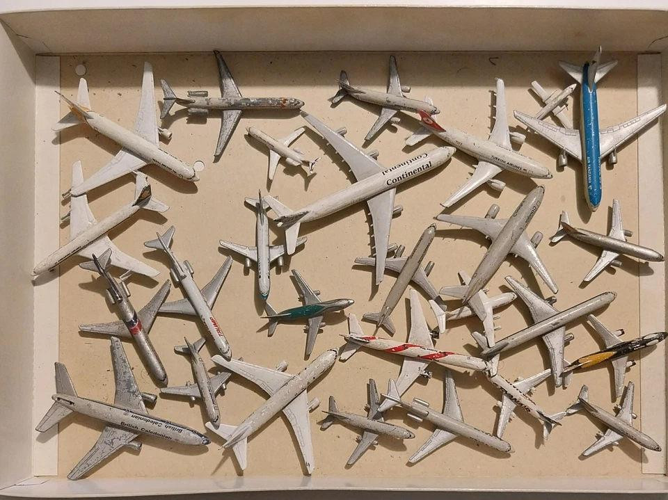 COLLEZIONE di 29 MODELLINI DI AEREI DI LINEA e NON, DA VEDERE!!!!!!! - Immagine 1 di 2