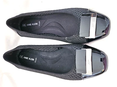 Anne Klein Flex Flats 8M Puntera Redonda Negro Imitación Charol y Tela de Malla Foto 1 de 4