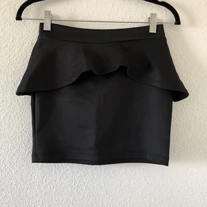 Popular Basics Falda Peplum Negra Talla Pequeña - Imagen 1 de 3