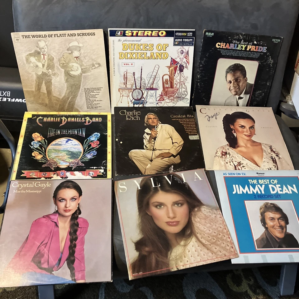 Mixed Vinyl Lot of 12 Assorted Classic County Rock Charlie Daniels Crystal Gayle - Image 1 of 4