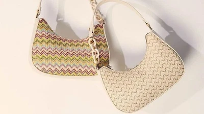 Bolso baguette pequeño multicolor con eslabones de cadena decorativos Foto 1 de 4