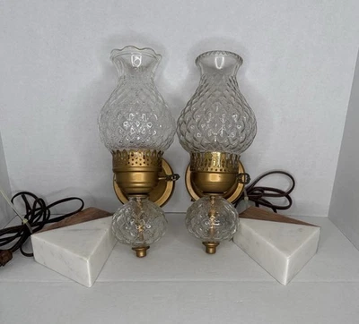 Par de lámparas apliques de pared vintage de cristal y latón Tulip Hurricane LEER Foto 1 de 4