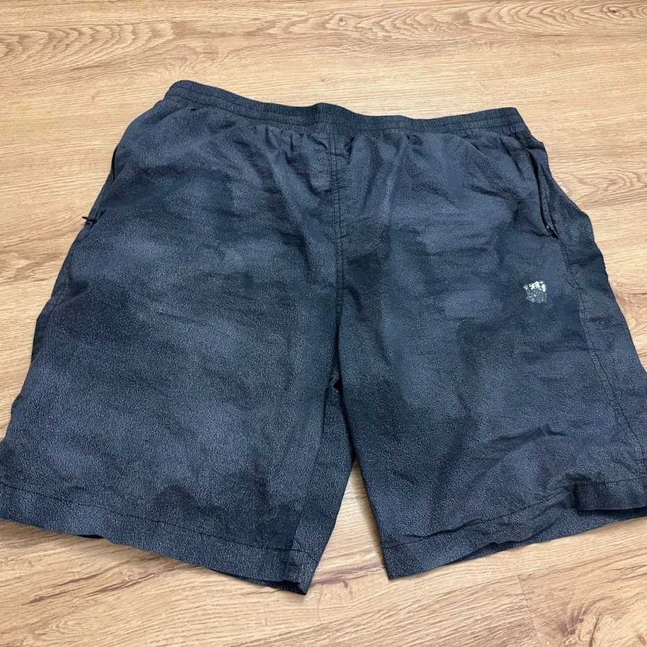 Pantalones Cortos Undefeated Negros Splash Fade Nylon Bolsillo con Cremallera Talla XL Foto 1 de 4