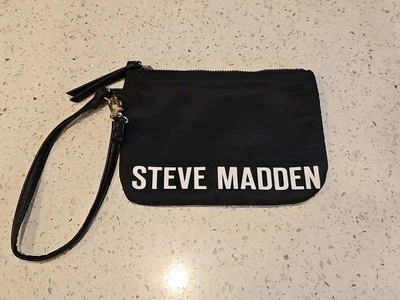 Monedero Steve Madden negro Wrislet logotipo negrita fuente acento dorado 7" x 5" Foto 1 de 4