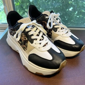 Guess Calebb Women’s Sz 9.5M Platform Running Shoes Sneakers Leopard/White/Black - Picture 1 of 13