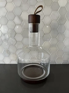 Jarra de vidrio/madera Ana Reza-Hadden Crate and Barrel Prospect 64 oz - Imagen 1 de 6