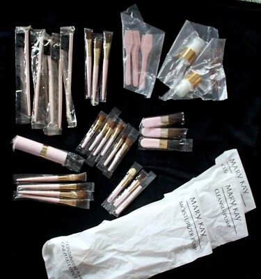Lote de 35 NUEVOS Cepillos de Ojos Mary Kay, Mezcla, Cejas, Espátulas de Ojos y Bombas!  NOS Foto 1 de 3