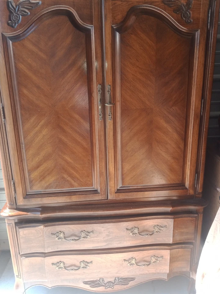 Armario y mesa auxiliar antiguos de madera maciza Foto 1 de 4