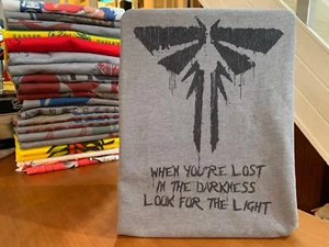 Camiseta Last of Us Joel The Fireflies Graffiti - Camiseta de Rev-Level - Imagen 1 de 3