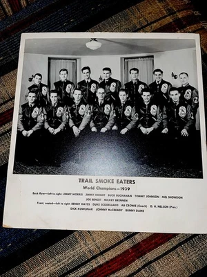 HHOF 1939 TRAIL SMOKE EATERS WORLD HOCKEY CHAMPIONS PHOTO DISPLAY NHL BCHL AHL - Image 1 of 4