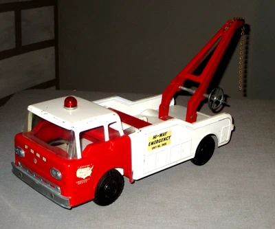 1960-NYLINT-HI-WAY EMERGENCY TOW TRUCK # 3400-FORD-CAB-ORG-PRESSED STEEL TOY 16" - Image 1 of 4