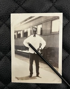 Vintage 1910er schwarzer afroamerikanischer Zug Eisenbahn Portier in Pueblo CO Depot Foto - Bild 1 von 2