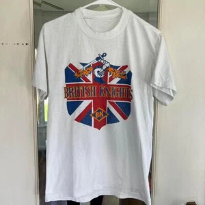 Camiseta Caballeros Británicos Años 80 Blanca y Roja con un look desgastado PUNTADA ÚNICA - Imagen 1 de 2