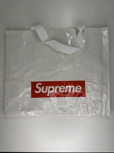 100 % AUTHENTISCHE SUPREME KLEINE PVC-TRAGETASCHE EINKAUFEN GESCHENKTÜTE 14,75 x 12 Zoll - Bild 1 von 3