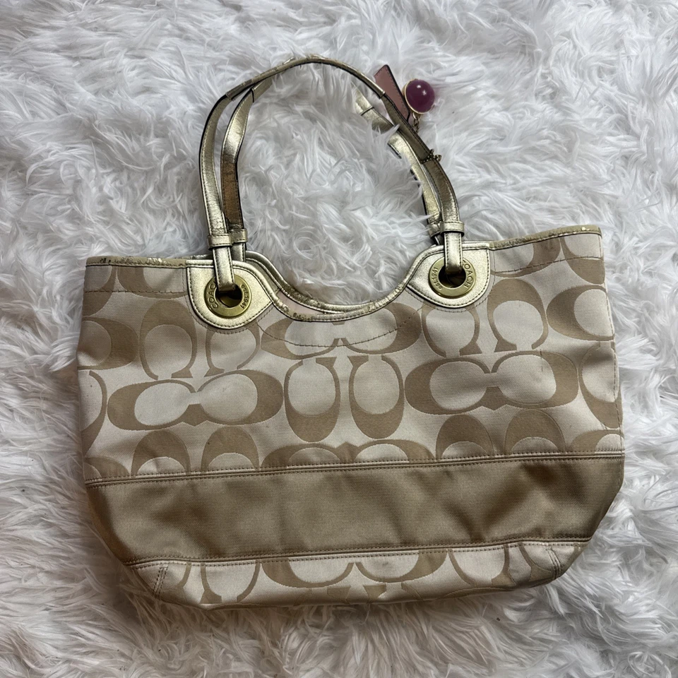 Cartera Y2K COACH Monograma C Dorado Beige Años 2000’s De Colección ¡Incluye 2 Dijes! Raro Foto 1 de 1