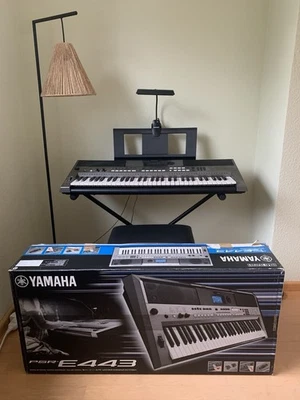 Yamaha PSR E443 Keybord mit zusätzlicher Keyboard Beleuchtung - Bild 1 von 2