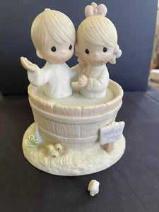 Precious Moments Let The Whole World Know 1981 Taufe heute Figur - Bild 1 von 5