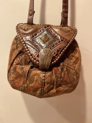 Bandolera de gamuza y cuero con botón a presión con espejo incrustado en el cierre Foto 1 de 4