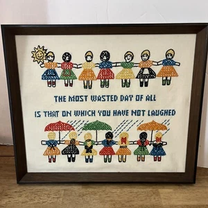 Arte de punto de cruz enmarcado vintage sol, lluvia, risa de niños - Imagen 1 de 7