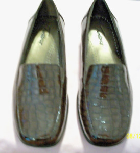 NEW Trotters Women's Jenn Dark Brown Croc Loafer shoe size 7 WW T9521-205