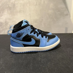 Scarpe Nike Air Jordan 1 Mid bambino taglia 11C UNC blu nero DQ8424-401 - Foto 1 di 10