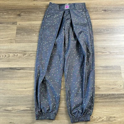 Pantalones de chándal Nike Icon Clash Rosebud de gran tamaño tiro medio paracaídas medianos florales Foto 1 de 4