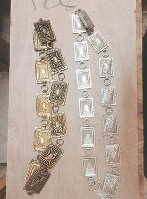 Un cinturón conco rectangular plateado y un cinturón tono dorado 26-28 W Foto 1 de 4