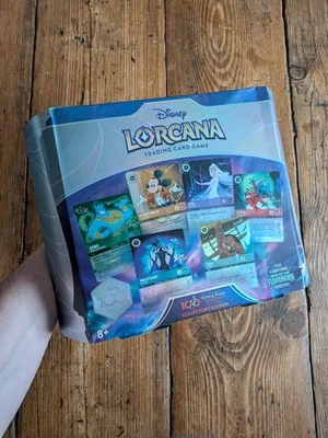 Disney Lorcana TCG D100 Collector's Edition Geschenkset Box - Neu & Versiegelt - Bild 1 von 4
