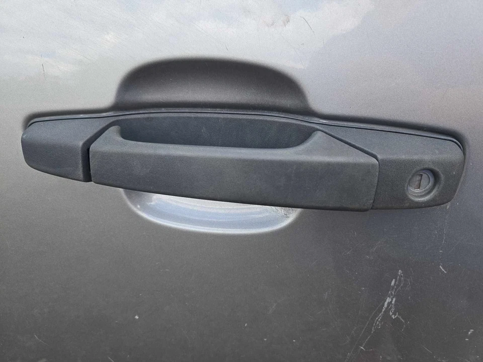 Used Front Left Exterior Door Handle fits: 2007 Gmc Sierra 1500 pickup door fron Foto 1 de 4