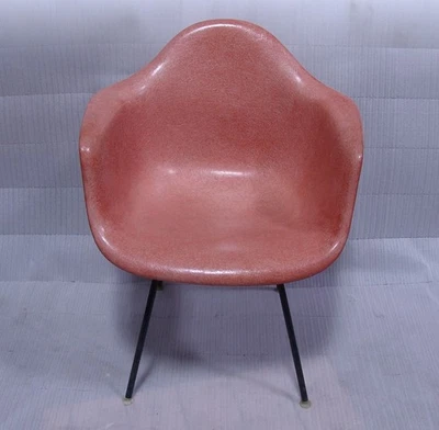 Silla Eames con carcasa de fibra de vidrio rojo/naranja finales de 1950 Foto 1 de 4