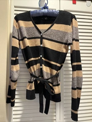 Suéter listrado feminino All Points by Reference Point com cinto abotoado tamanho P - Imagem 1 de 4