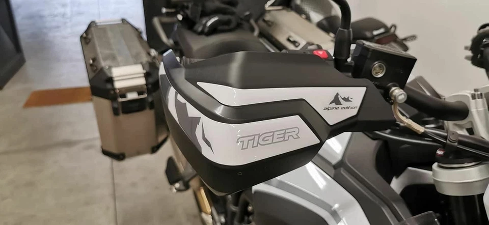 AZ GRAPHISHOP Adesivi Paramani Resina 3D per Triumph Tiger 1200 Alpine Edition APA-003A