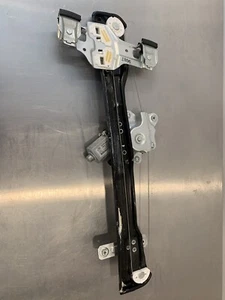 13 14 15 16 17 18 BUICK ENCORE REAR RIGHT WINDOW REGULATOR W/ MOTOR OEM - Foto 1 di 3