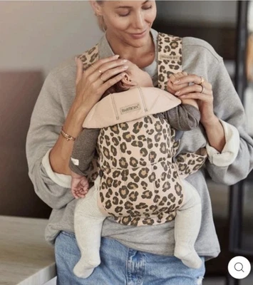 Portabebés Baby Bjorn One Beige/Leopardo 0-3 Años, 8-33 Lbs Foto 1 de 4