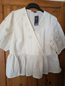 ๐BNWT๐M&S IVORY EMBROIDED TOP ๐ UK PLUS 22 - Picture 1 of 12