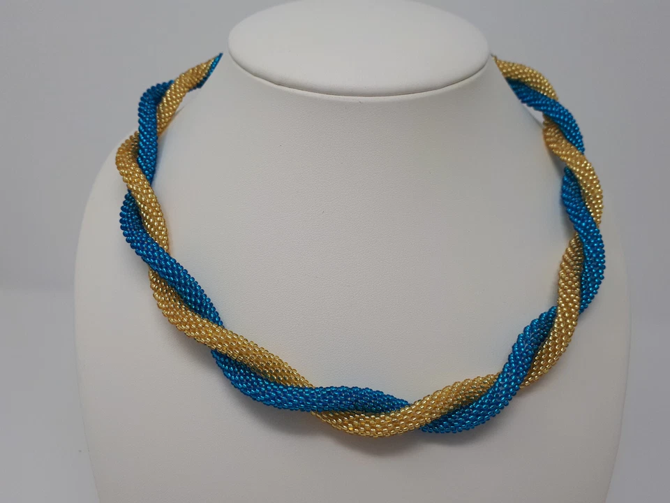 Gehäkelte Perlenkette, gedrehte Stränge, blaue u. goldene Glasperlen, Handarbeit - Bild 1 von 4