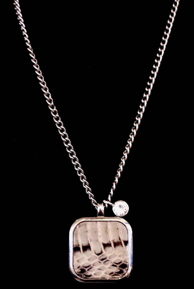 Colgante cuadrado con estampado de piel de serpiente con collar de diamantes de imitación de Ann Taylor Foto 1 de 1