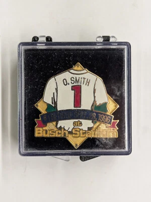 Ozzie Smith Retirement Jersey Pin Sept. 28, 1996 - Imagem 1 de 2