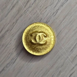 Chanel Button 18mm Shank Gold Tone Raised CC Logo Stamped Vintage - Picture 1 of 8