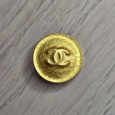 Chanel Button 18mm Shank Gold Tone Raised CC Logo Stamped Vintage - Bild 1 von 4
