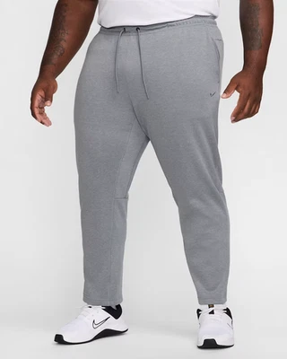 Pantalones de rendimiento Nike Primary Fleece para hombre Dri-FIT UV cónicos gris 3XL Foto 1 de 4