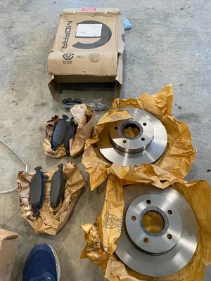 (1) Original NOS Mopar 1999-2002 Jeep Grand Cherokee Front Brake Pad Kit Rotors - Image 1 of 4