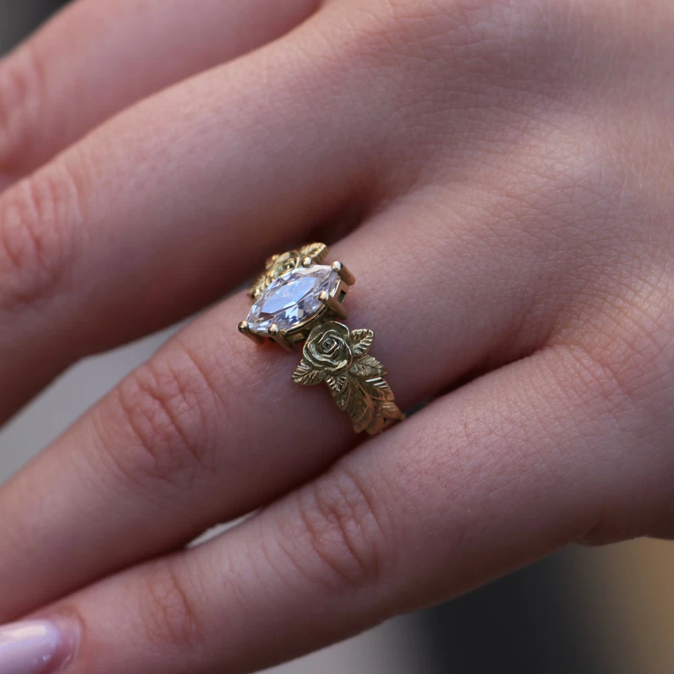 Красивое кольцо из листьев розы с искусственным зеленым изумрудом 2 карата покрытие желтым золотом 14 карат - Изображение 1 из 4