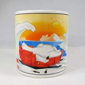 Taza de café de la marca Coca-Cola de la década de 1990 de Sakura Polar Bear dormida en trineo - Imagen 1 de 6