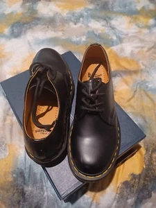 Dr. Martens 3 Hole Shoe ~ Air Wair - Picture 1 of 7