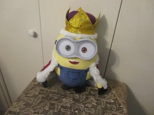 DESPICABLE ME Universal Studios King Bob Minion Large Plush 15" NICE - Picture 1 of 5