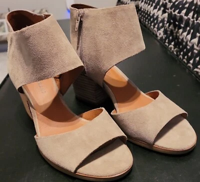 SAPATOS FEMININOS LUCKY BRAND LP-RAYGALAN 9,5 M CAMURÇA SÁLVIA SALTO ROBUSTO Biqueira Aberta ZIP - Imagem 1 de 4