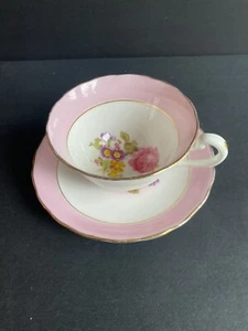 Juego de tazas y platillos de té Royal Chelsea rosa con centro de ramo de flores - Imagen 1 de 8