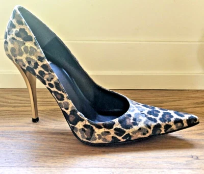 Bomba de rafia Stuart Weitzman Poco estampado de leopardo con tacón metálico dorado, talla 5,5 Foto 1 de 4
